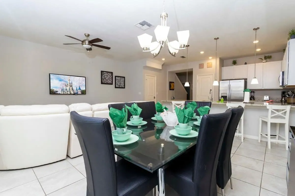 Four Bedrooms At Compass Bay Holiday home *
