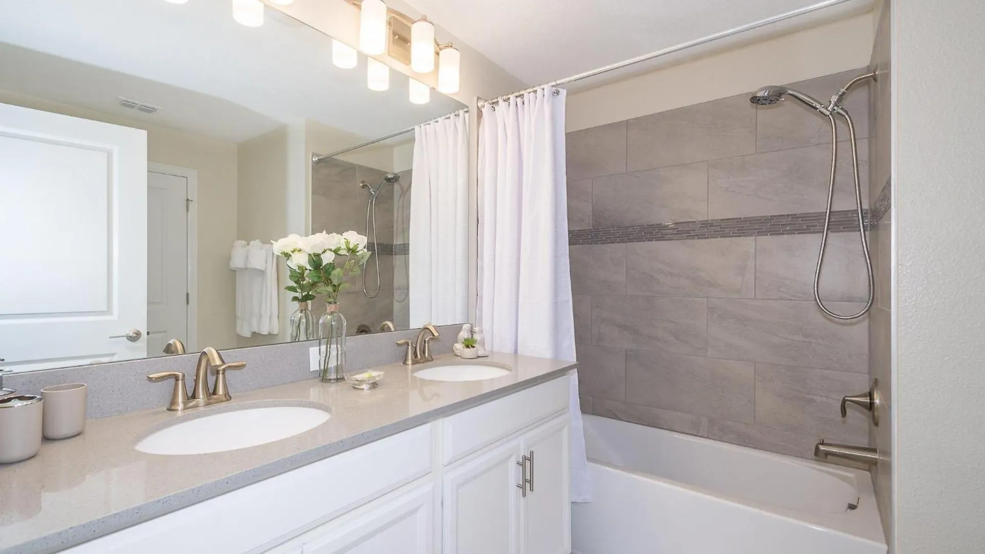 4999dm Townhouse 4 Bedrooms & 3 Bathrooms + Pool *