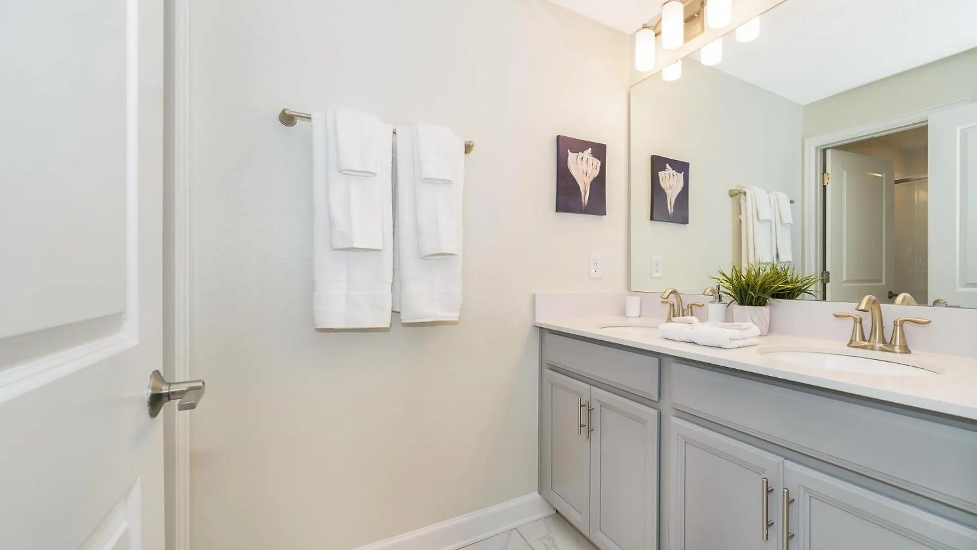 8947ar Townhouse 4 Bedrooms & 3 Bathrooms + Pool Kissimmee