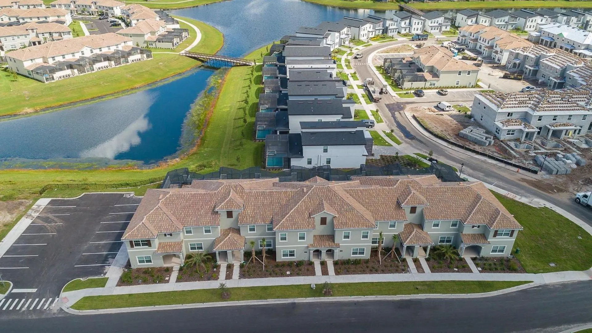 4964ht Townhouse 4 Bedrooms & 3 Bathrooms + Pool
