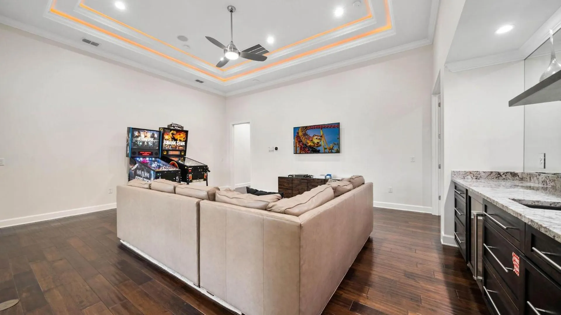 Sun-filled 7 Bdrm Haven With Sports Themed Game At Reunion
