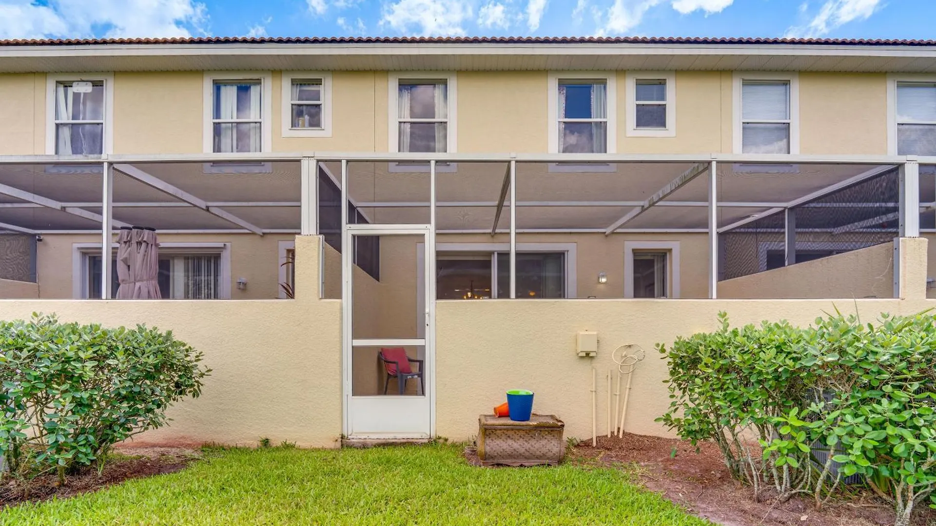 Townhome With Lanai And Pool Access About 10 Mi To Disney! Holiday home Kissimmee