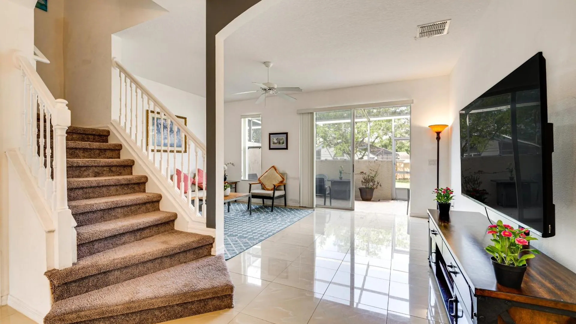 Townhome With Lanai And Pool Access About 10 Mi To Disney! Holiday home