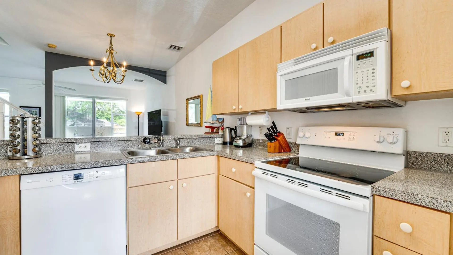 Townhome With Lanai And Pool Access About 10 Mi To Disney! Holiday home