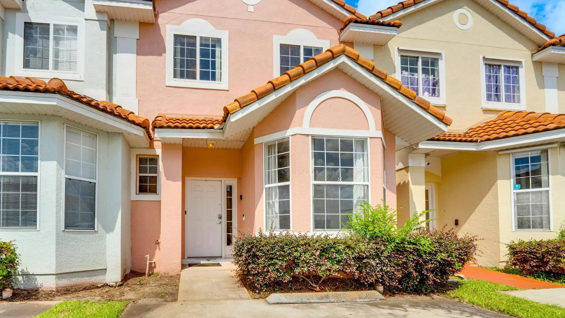 Townhome With Lanai And Pool Access About 10 Mi To Disney! Holiday home Kissimmee