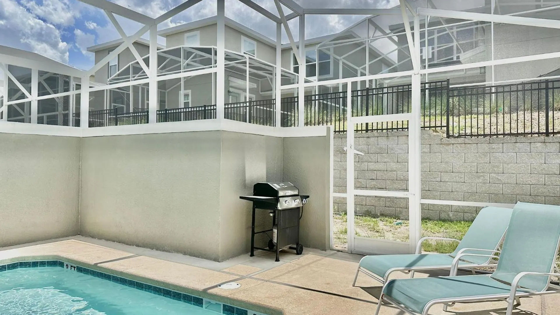 Luxury 4 Bedroom 3 Bath Pool 237 Holiday home *