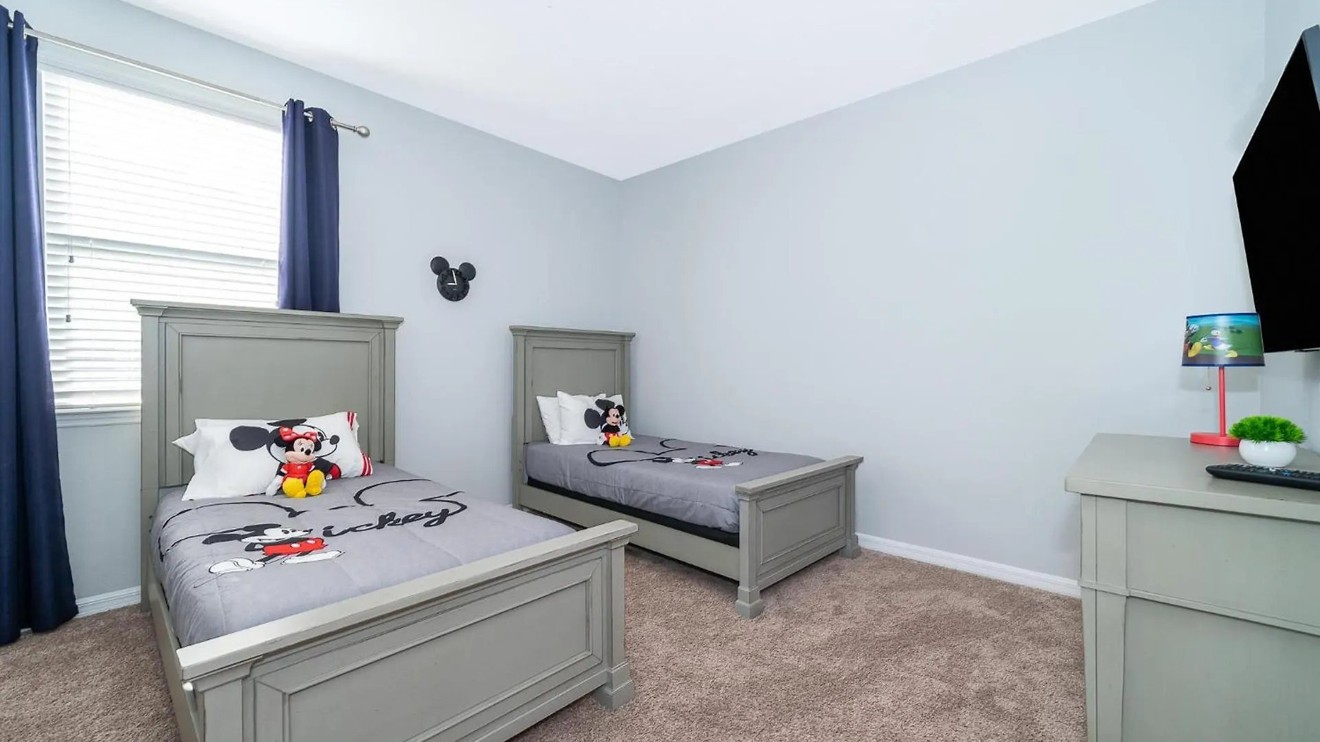1737ia 5 Bed/5 Ba *