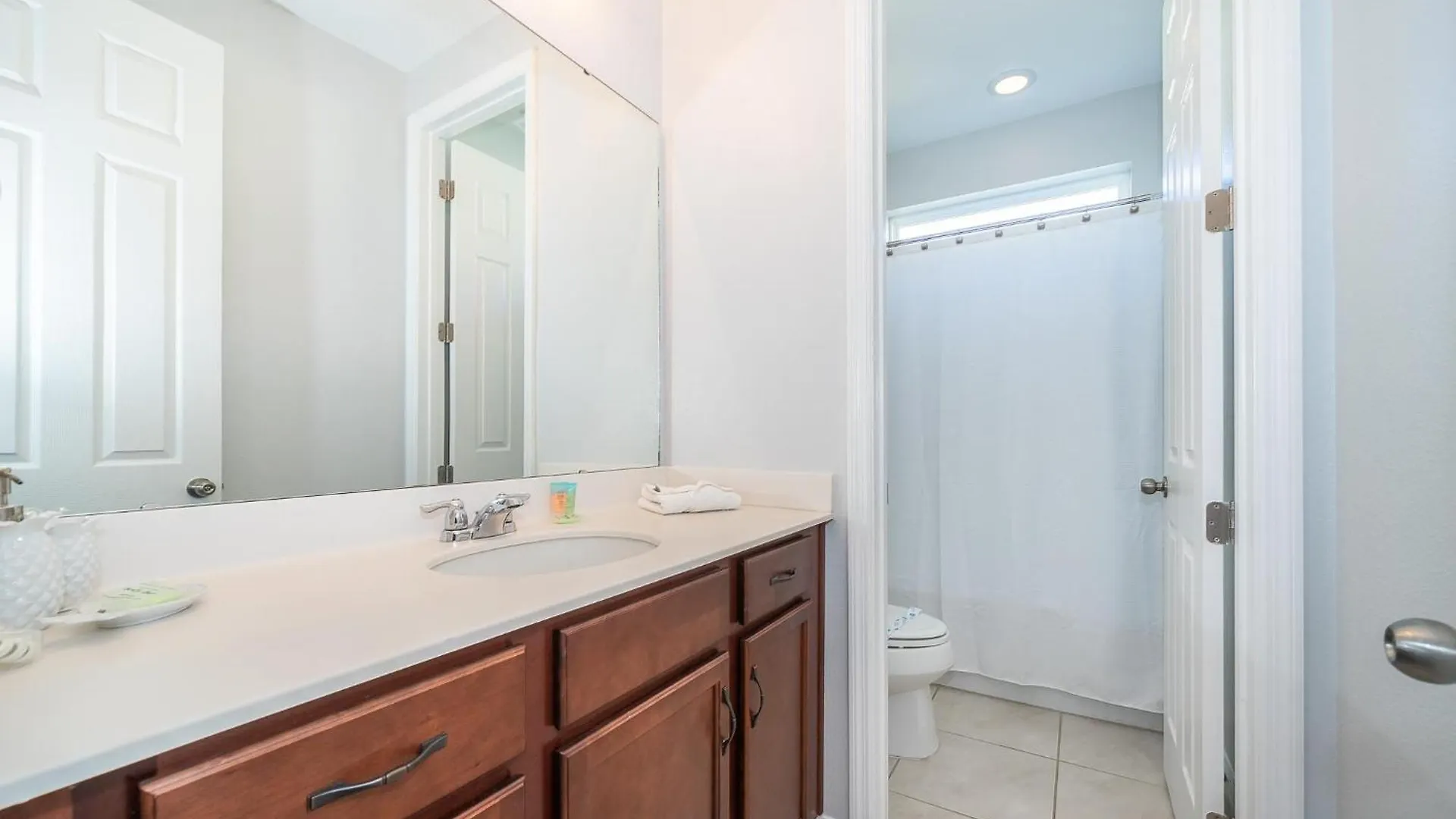1737ia 5 Bed/5 Ba *