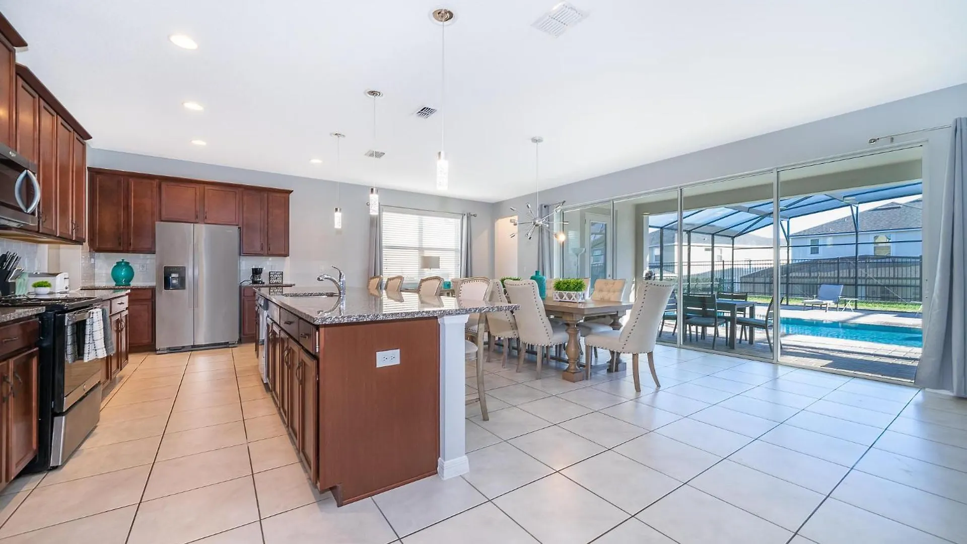 1737ia 5 Bed/5 Ba *