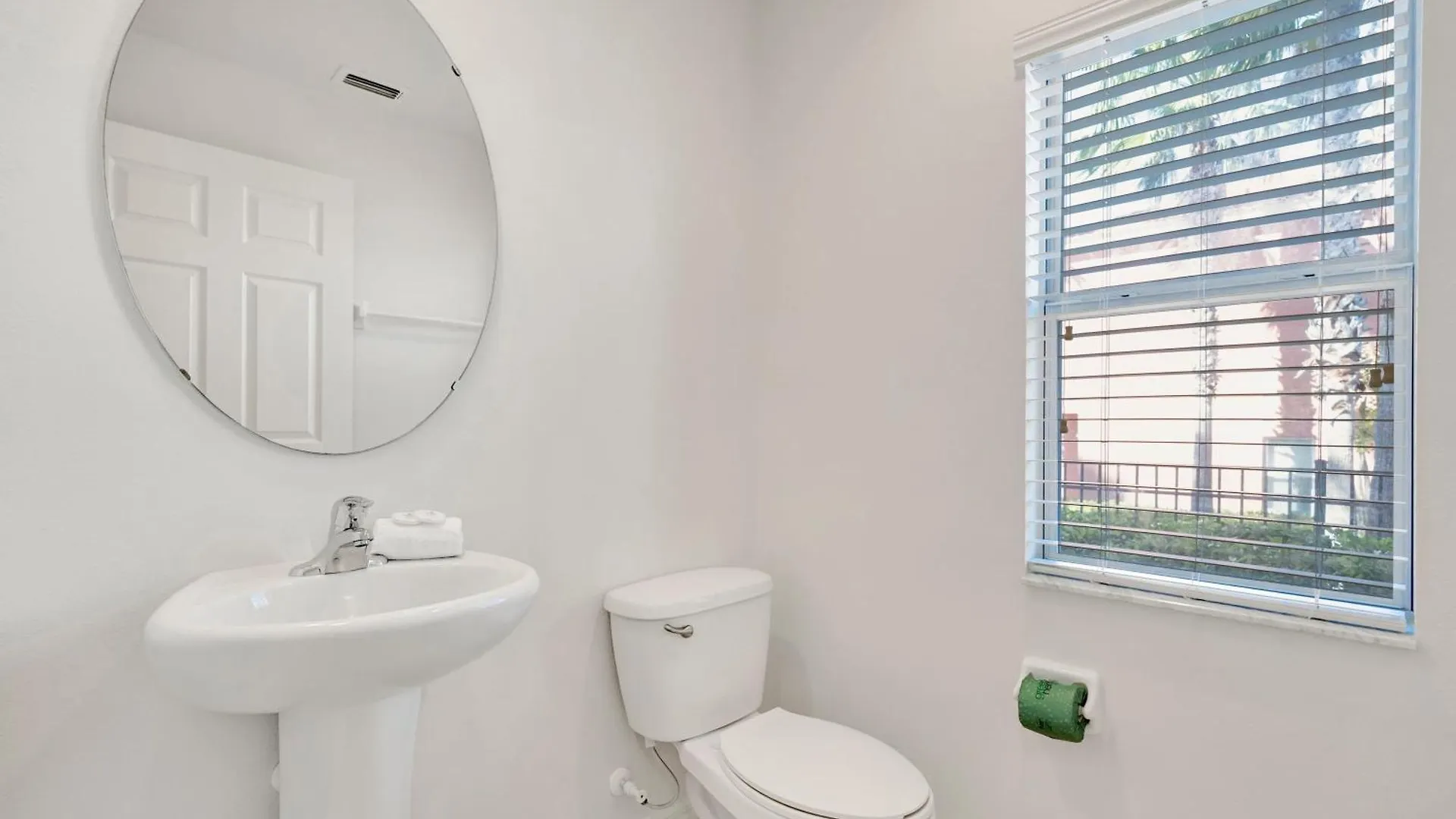 Upstay Spacious 3br W Access & Private Hot Tub Holiday home *