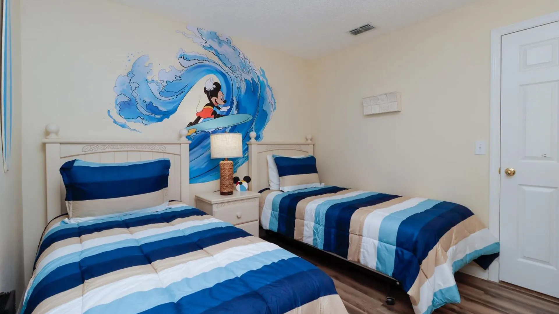 Emerald Isle Lakeside Haven At Ellis Exclusive Holiday home *
