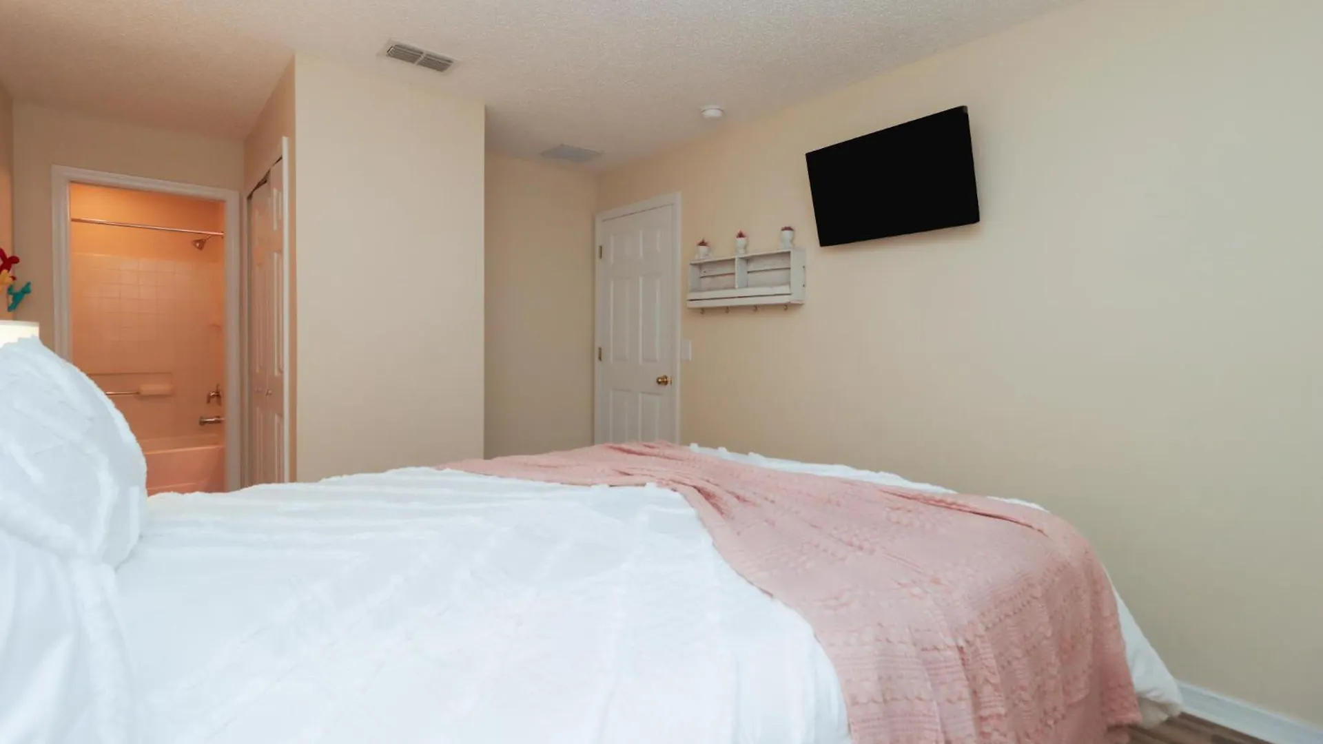 Emerald Isle Lakeside Haven At Ellis Exclusive Holiday home *