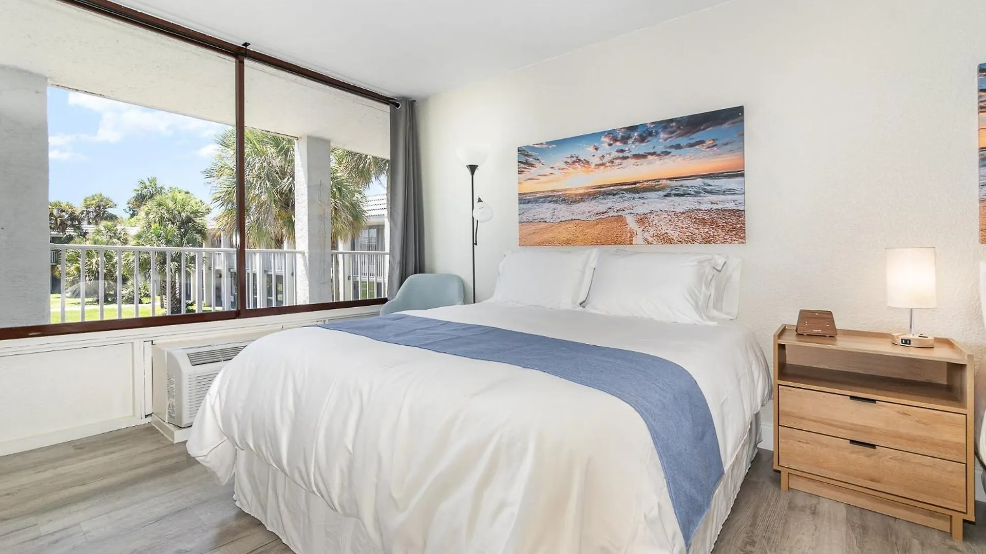 Charming Suite: Smart Tv, Modern Amenities & Pool Access *