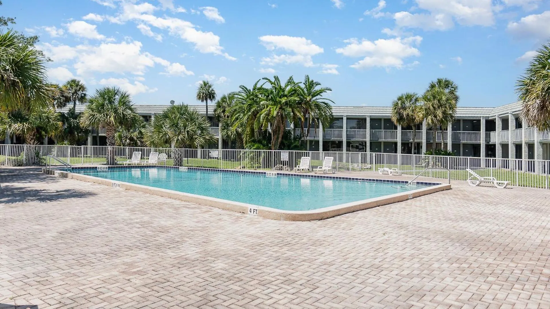 Charming Suite: Smart Tv, Modern Amenities & Pool Access Holiday home