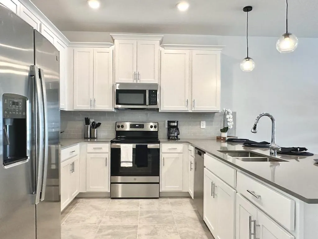 Incredible 3 Bedroom Close To 326 *