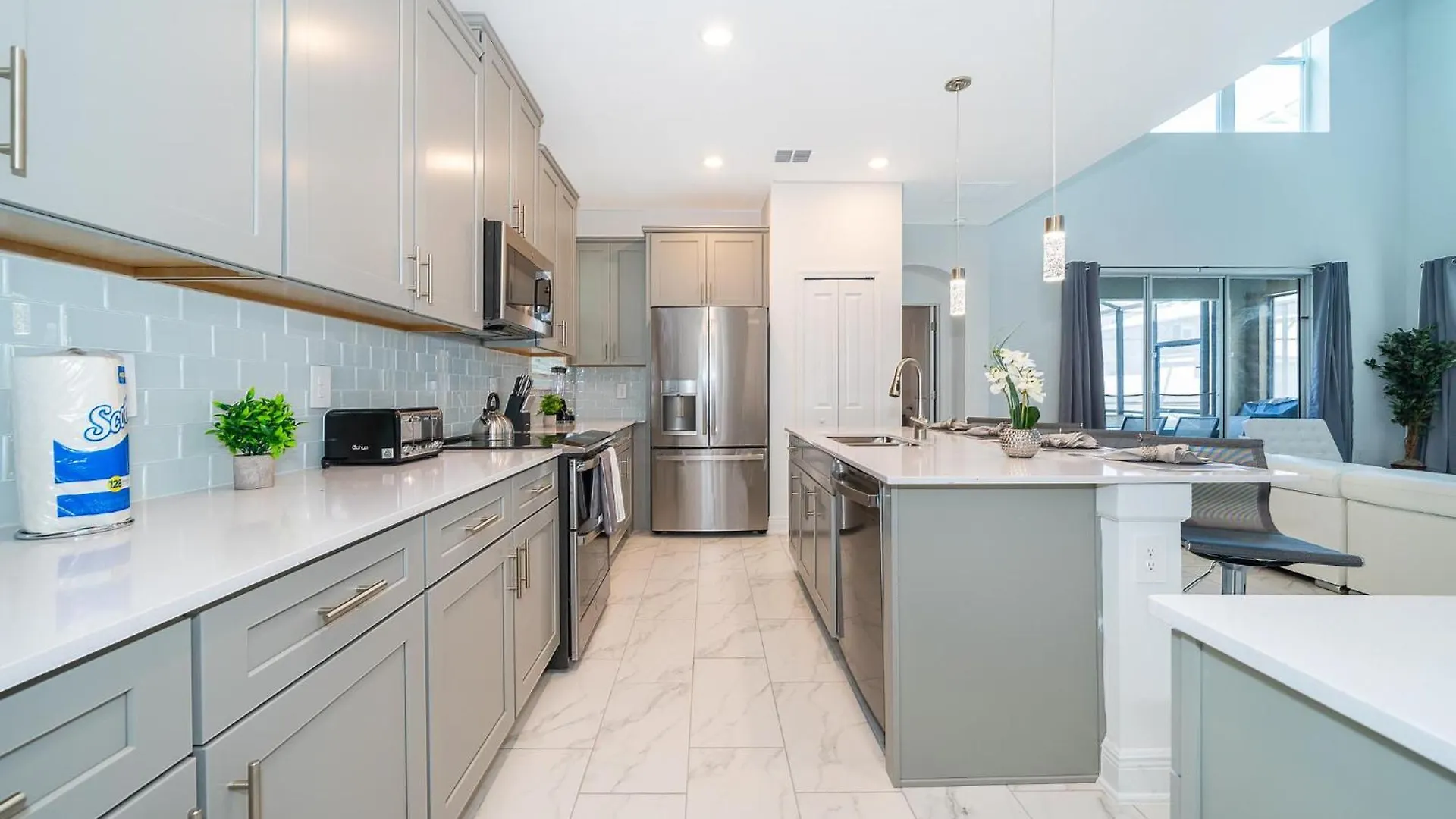 4338je 5 Bed/5 Ba *