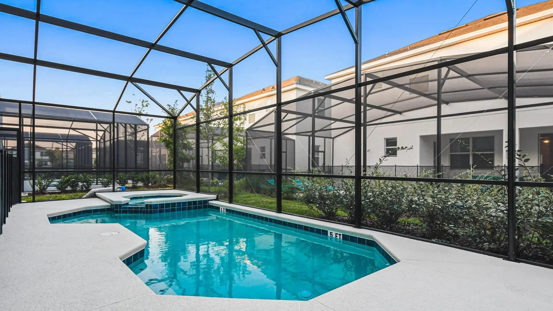 Luxury 12br W/ Pool & Near Holiday home Kissimmee