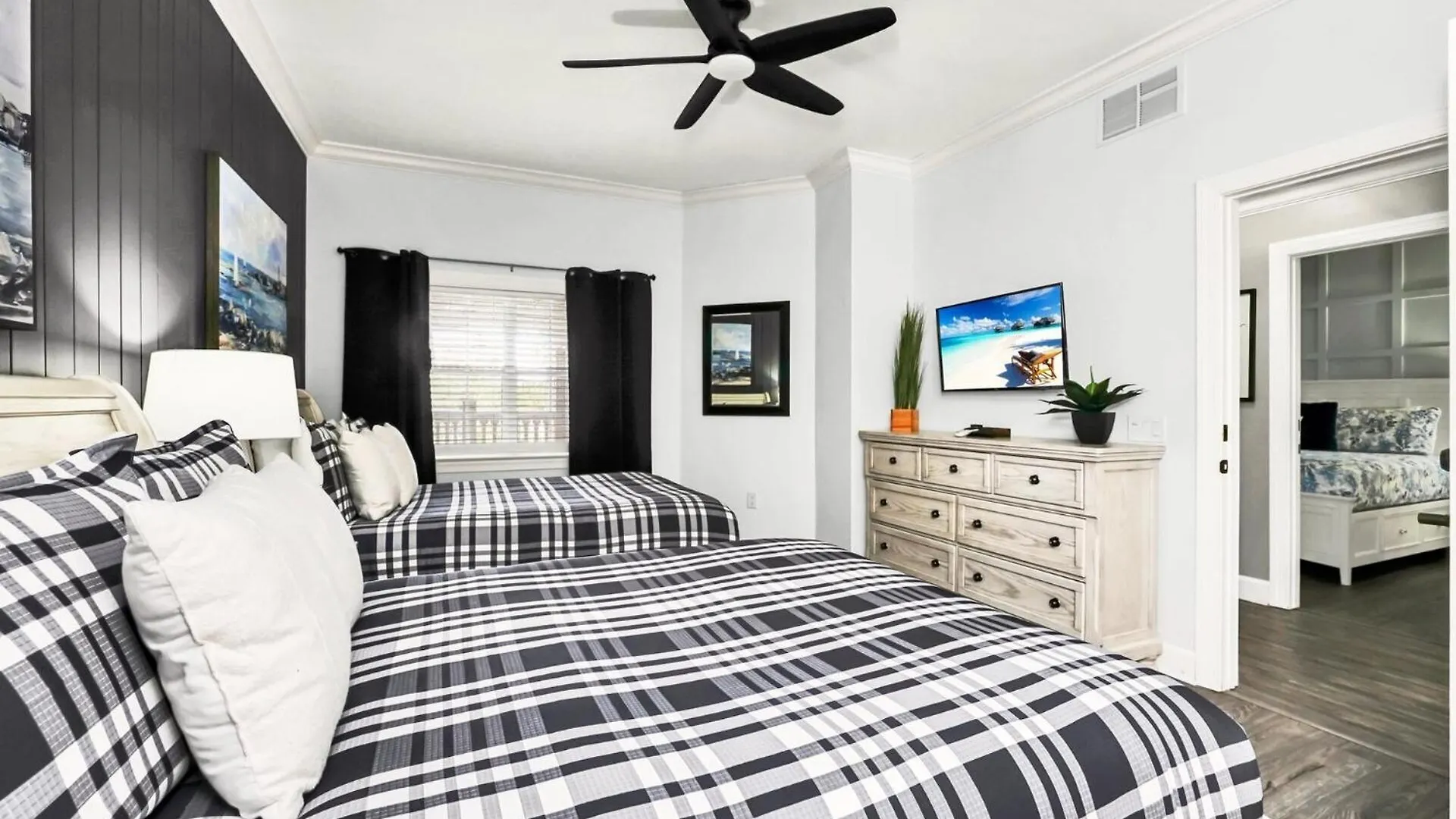 Beautifully Renovated 3 Bedroom Condo6567 *