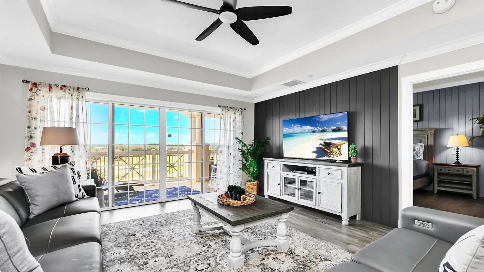 Beautifully Renovated 3 Bedroom Condo6567 Villa