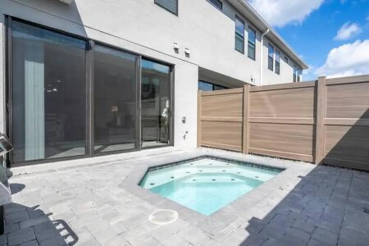 Beautiful 4 Bed3.5 Bath With Jacuzzi