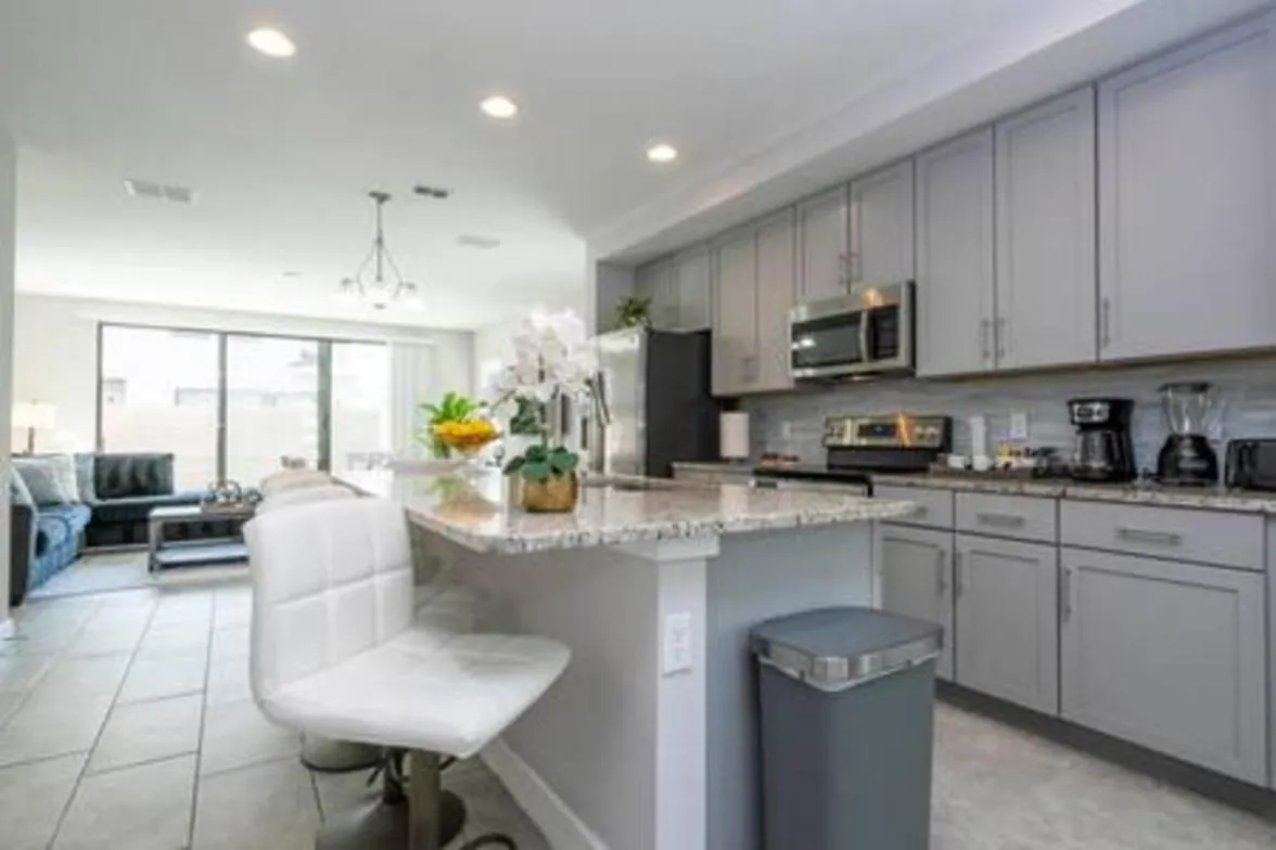Beautiful 4 Bed3.5 Bath With Jacuzzi *