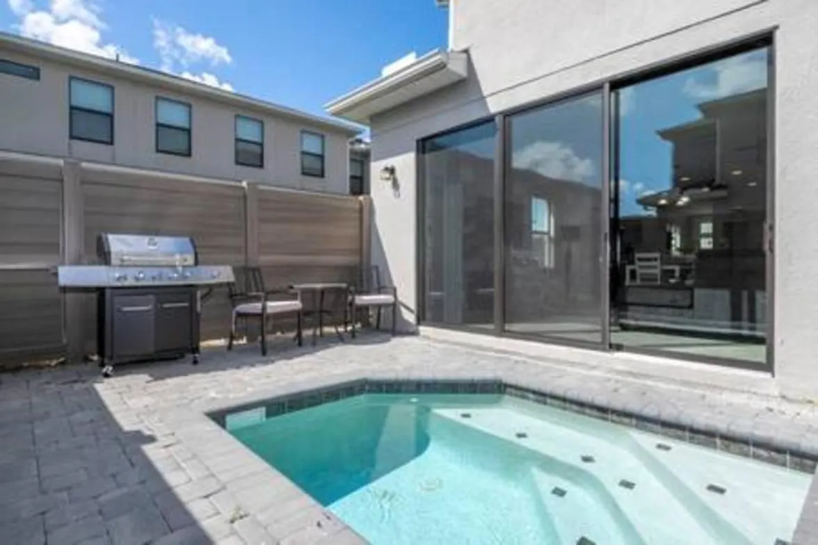 Beautiful 4 Bed3.5 Bath With Jacuzzi *