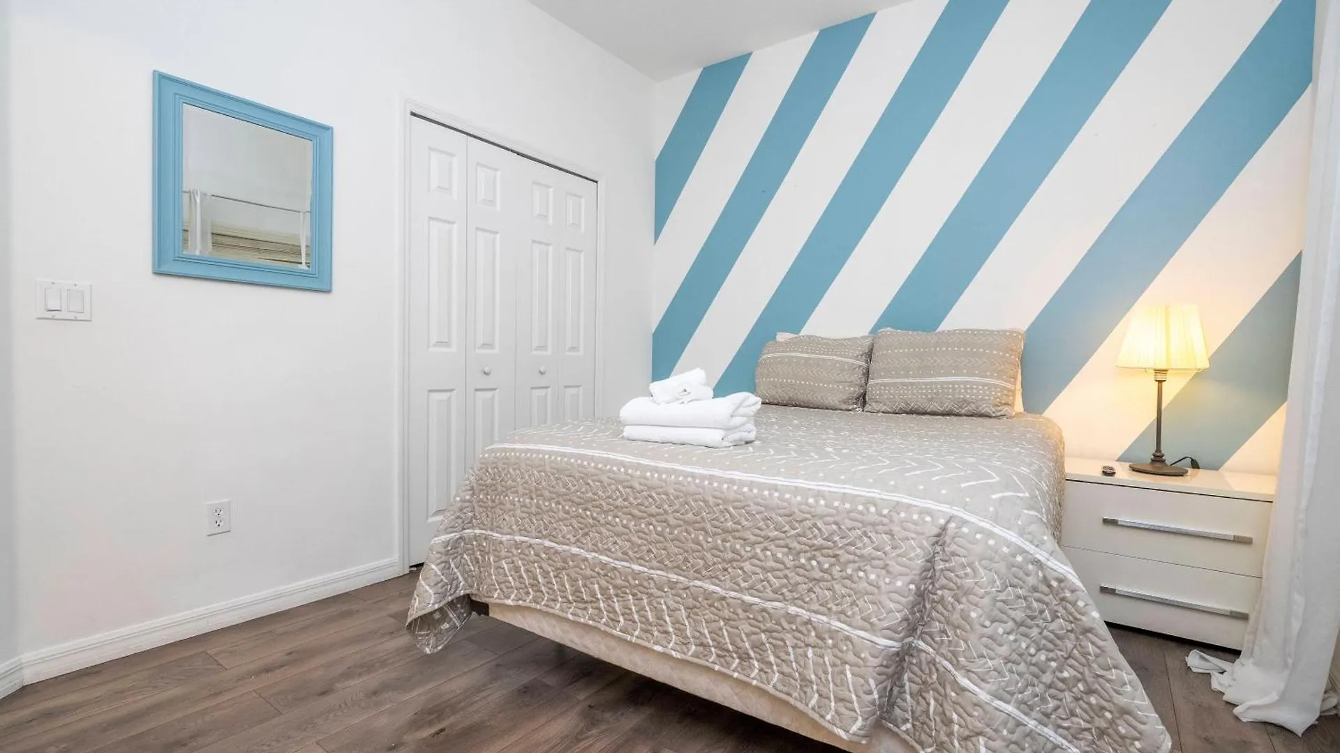 4 Bedrooms Close To Holiday home