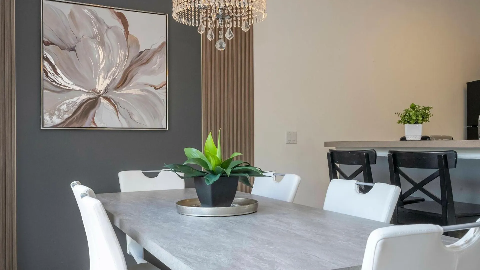 4 Bedrooms Close To Holiday home