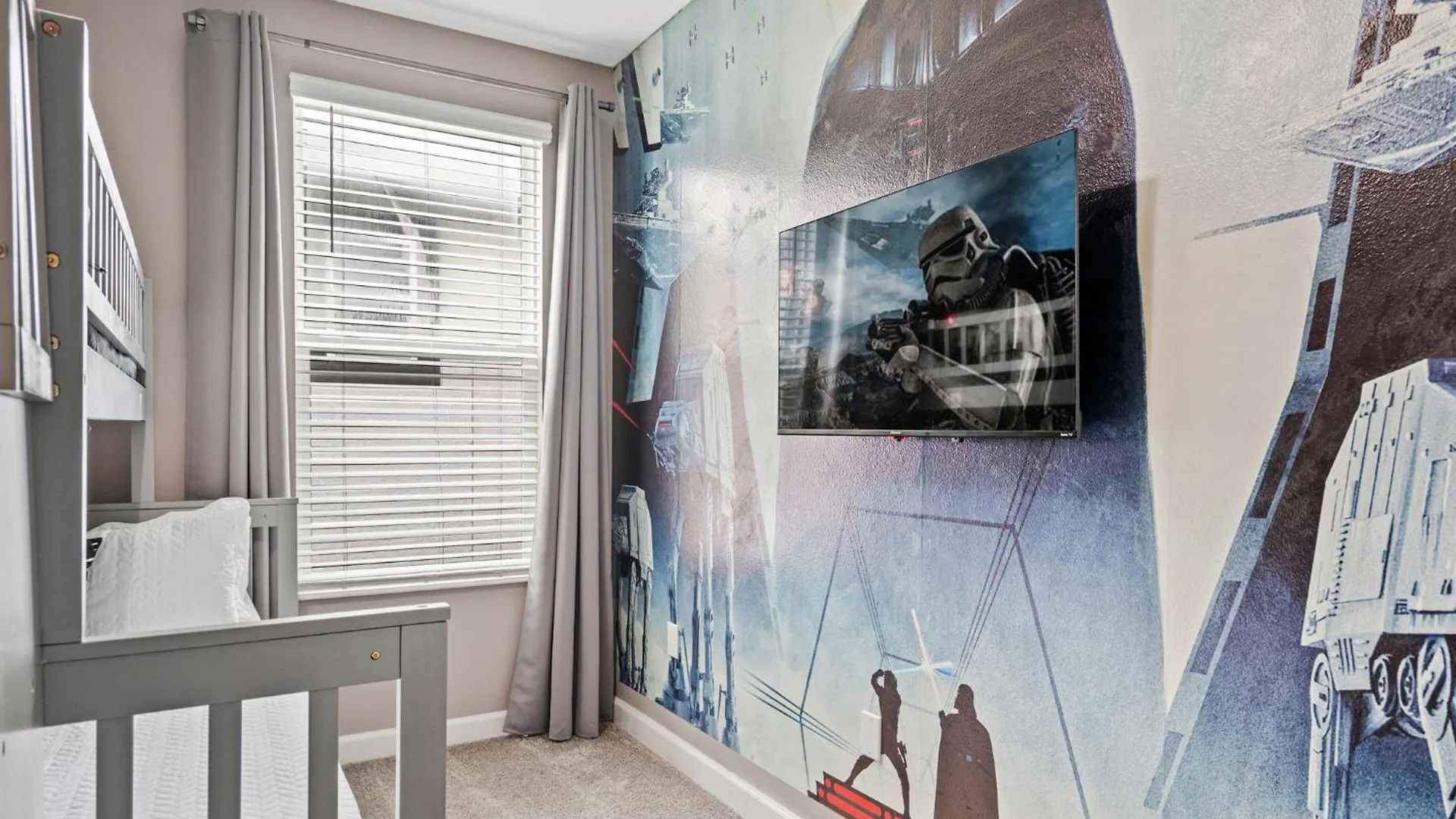 Spacious 6 Bedroom Close To Holiday home