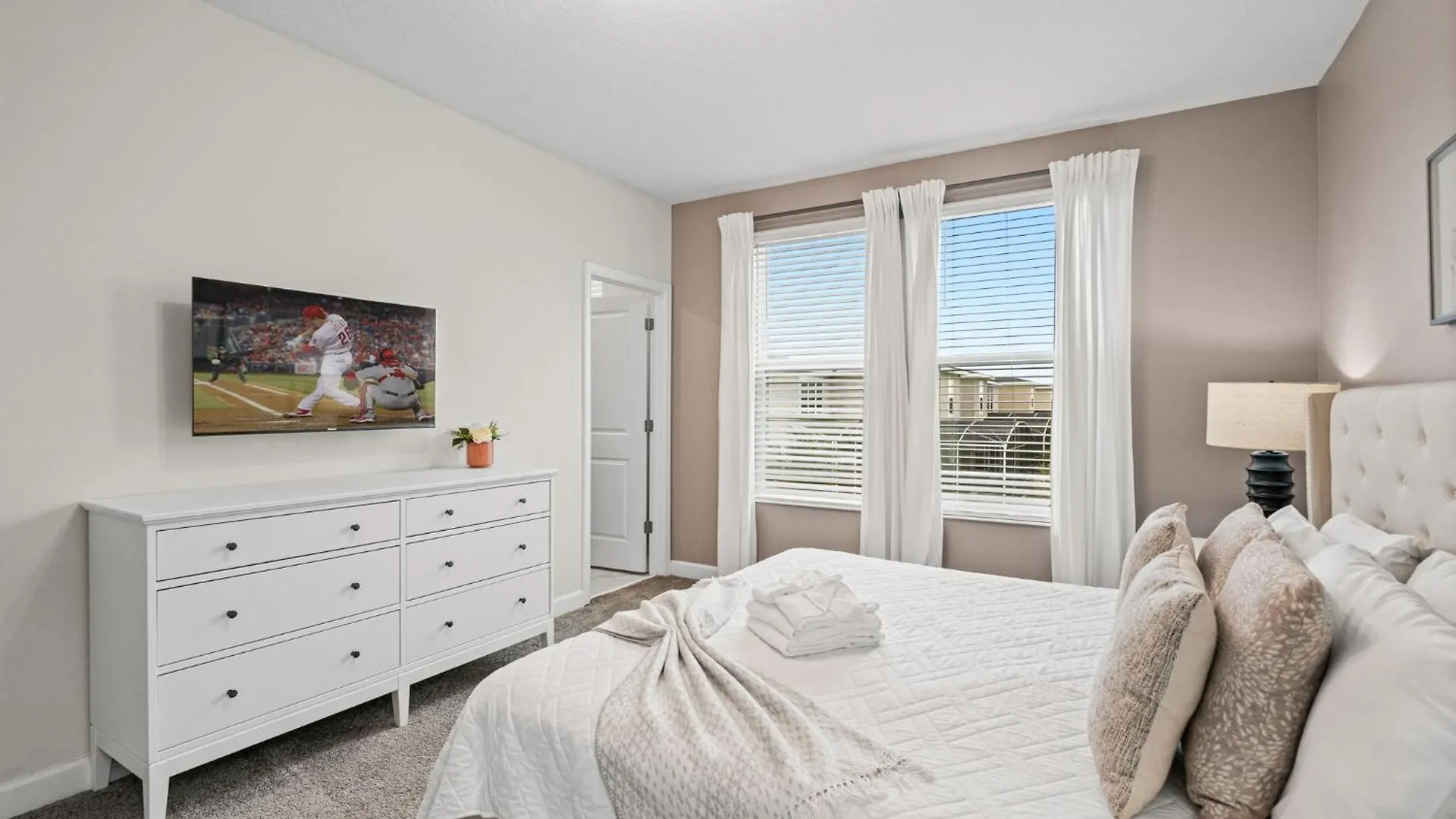 Spacious 6 Bedroom Close To Holiday home Kissimmee