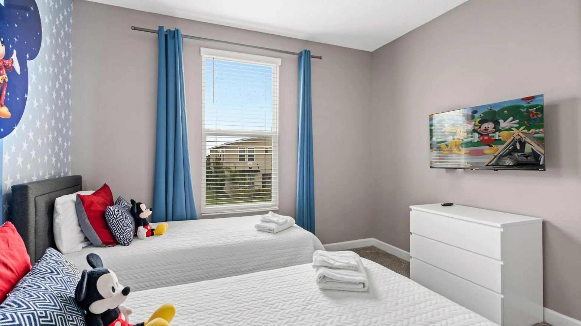 Spacious 6 Bedroom Close To *