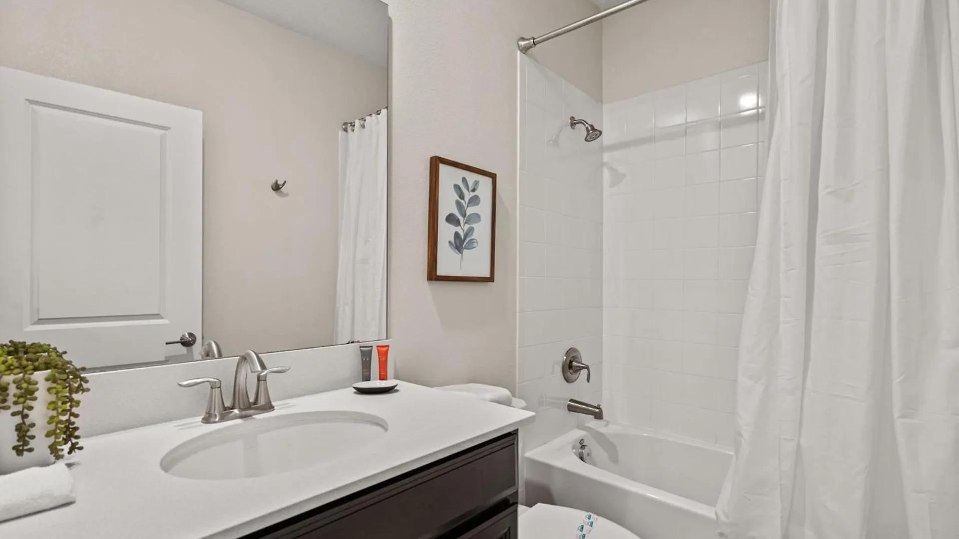 Spacious 6 Bedroom Close To Kissimmee