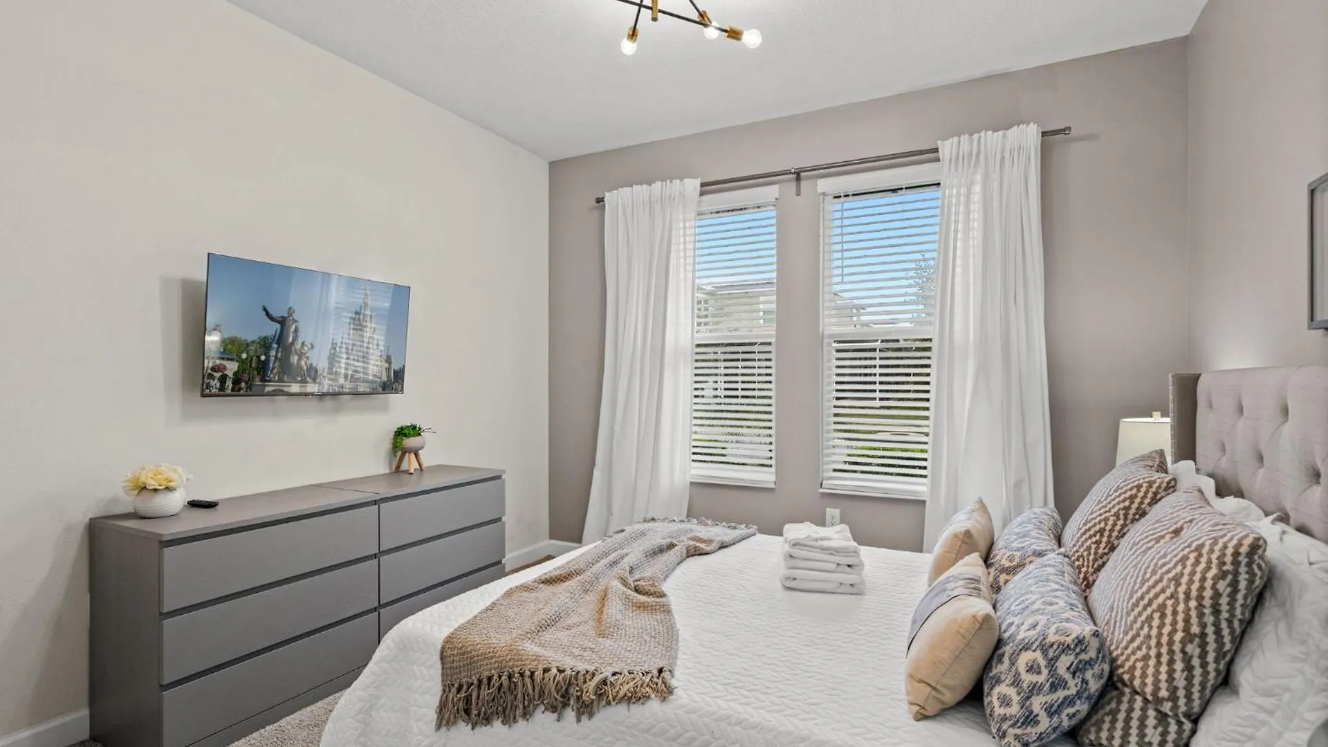 Spacious 6 Bedroom Close To Holiday home *