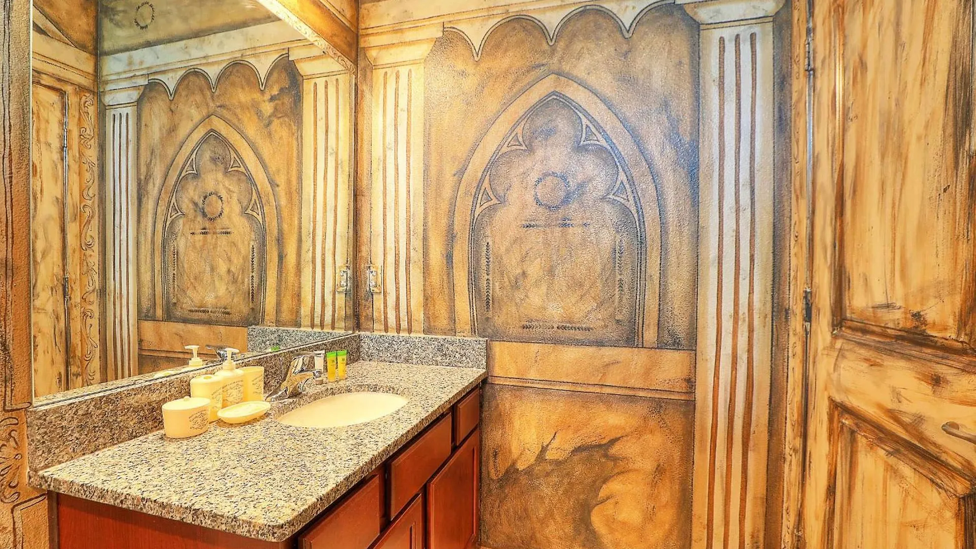 Showstopper 15br Lakeside Villatheater Holiday home *