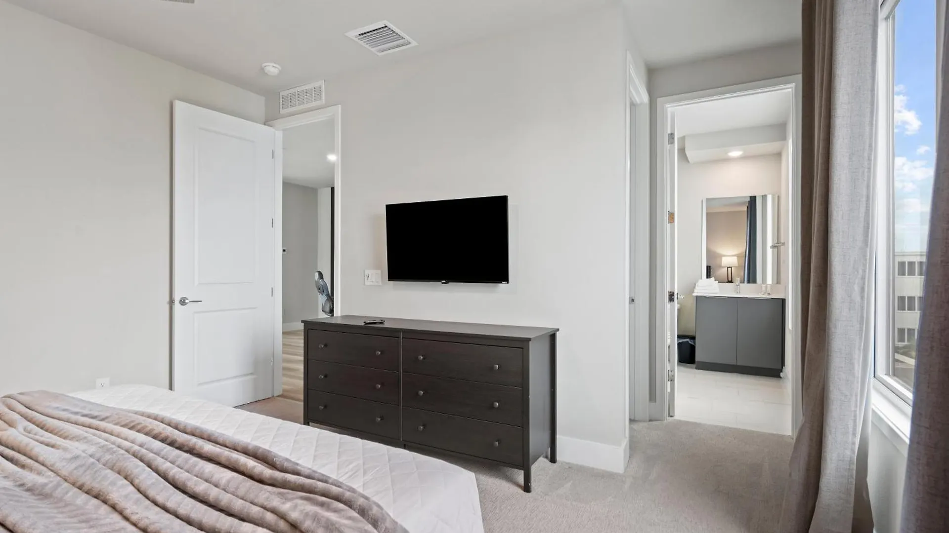 5 Bd 4.5 B Luxury 36-206