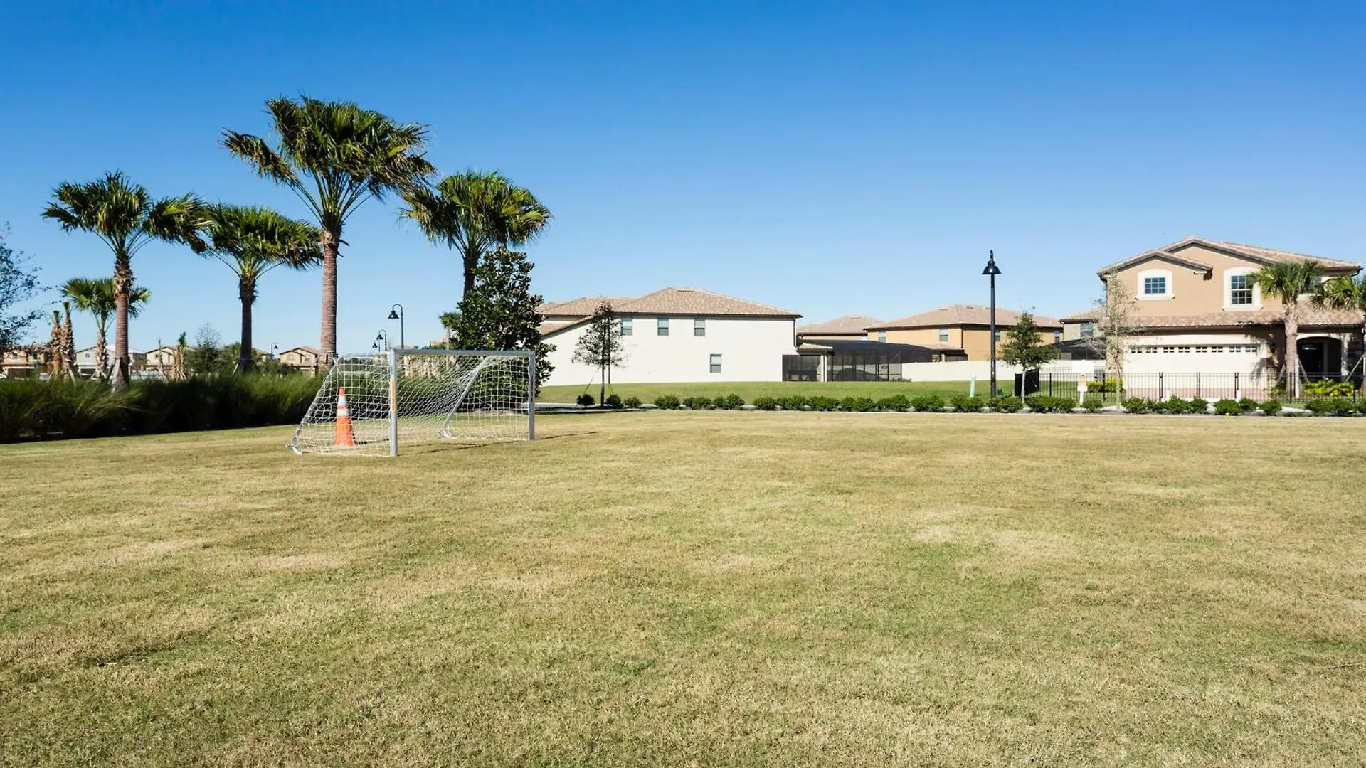 Lakeview 5br Townhome W Pool Holiday home *