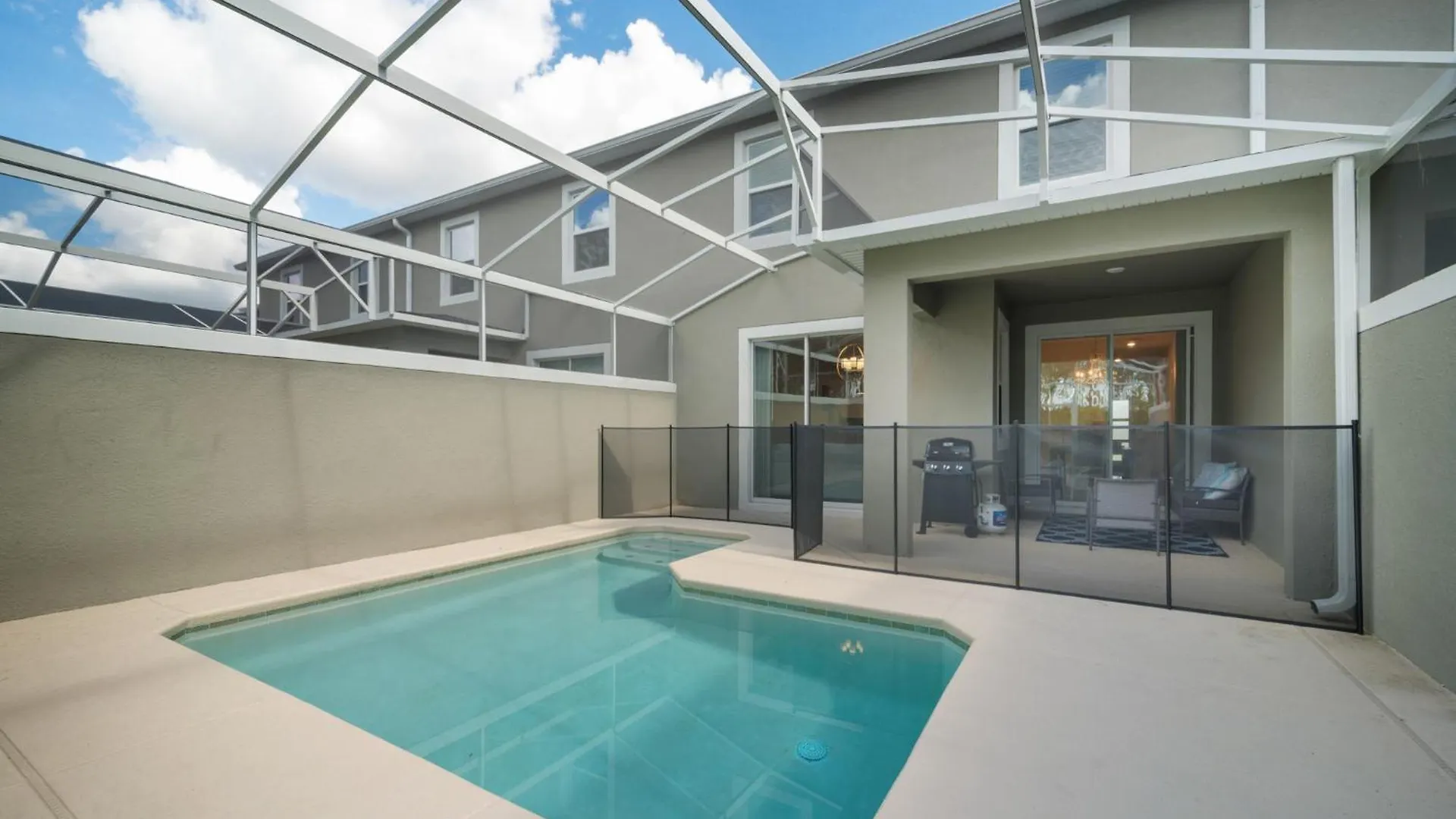 Luxury 4 Bedroom 3 Bath Pool 153 *