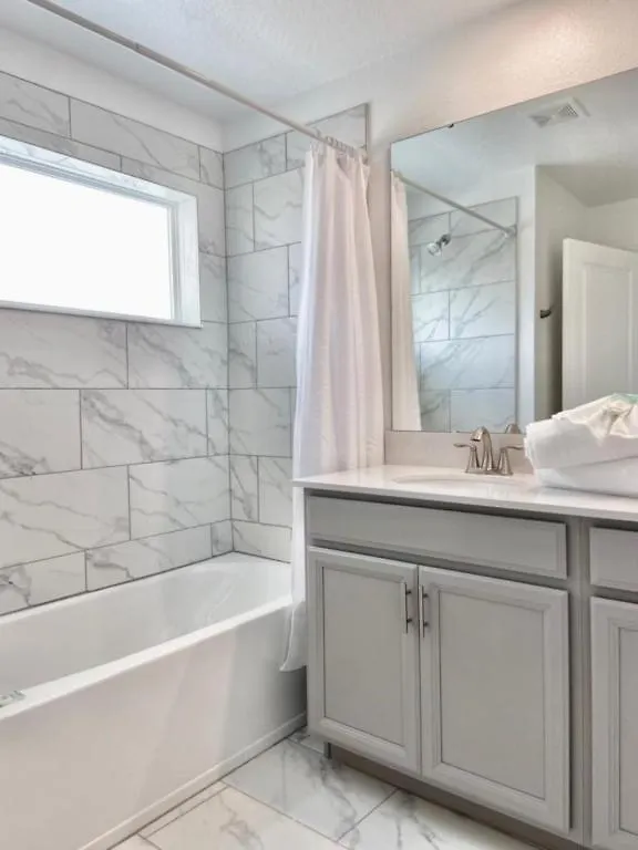 Beautiful 4 Bedroom 3 Bath Pool Townhome 280 *