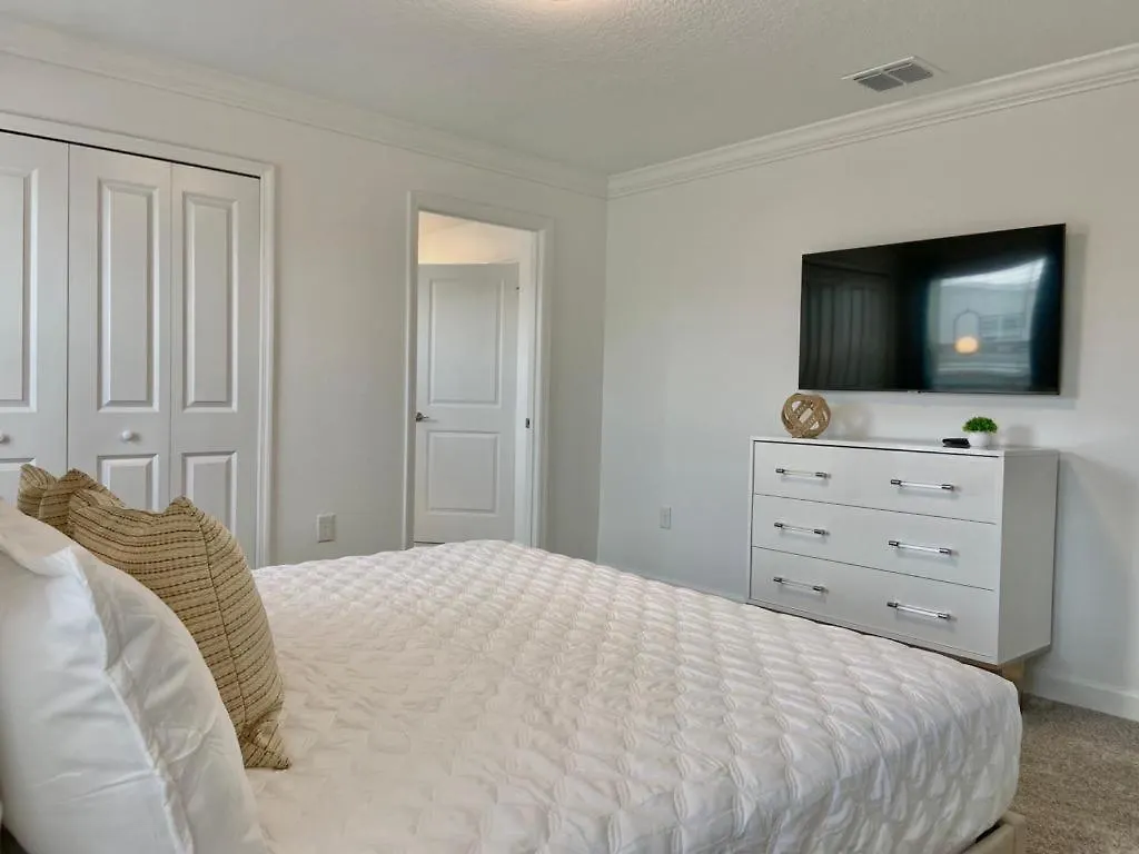 Beautiful 4 Bedroom 3 Bath Pool Townhome 280 Holiday home