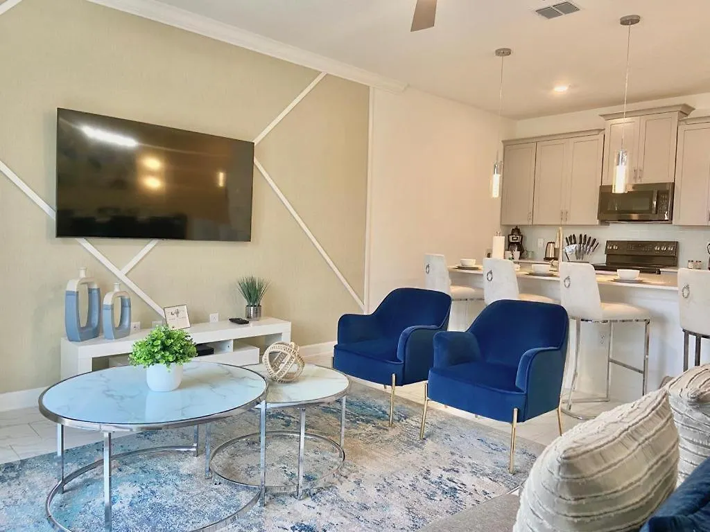 Beautiful 4 Bedroom 3 Bath Pool Townhome 280 Holiday home