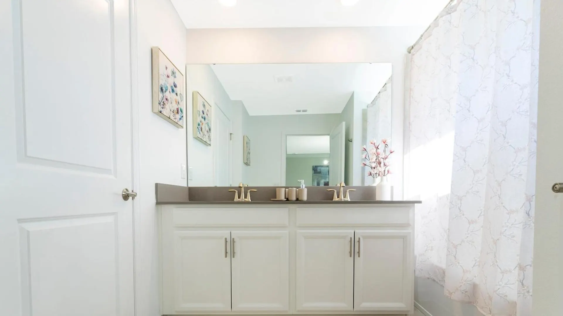 Gorgeous 4 Bd Close To W/ Pool @ Storey 4245 *