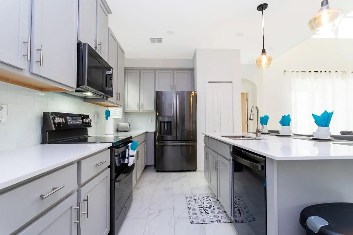 Stunning Family Friendly 5 Bd W/ Pool Close To @ Storey 4242 *