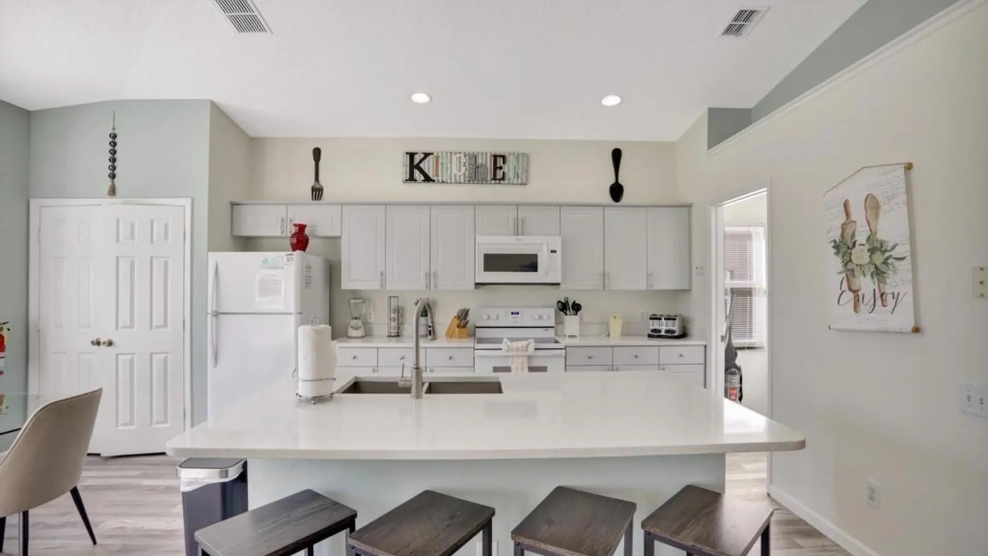 Luxury Pool 3 Miles From & More! Villa *