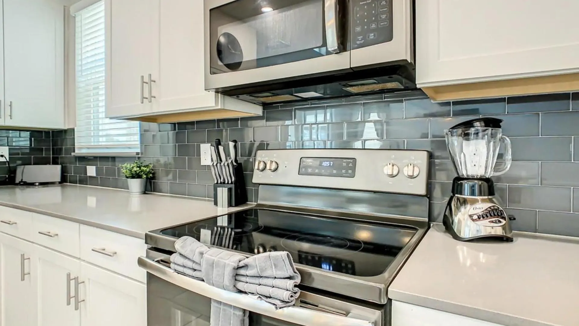 Luxury 5br Near | Pool & Golf Retreat *
