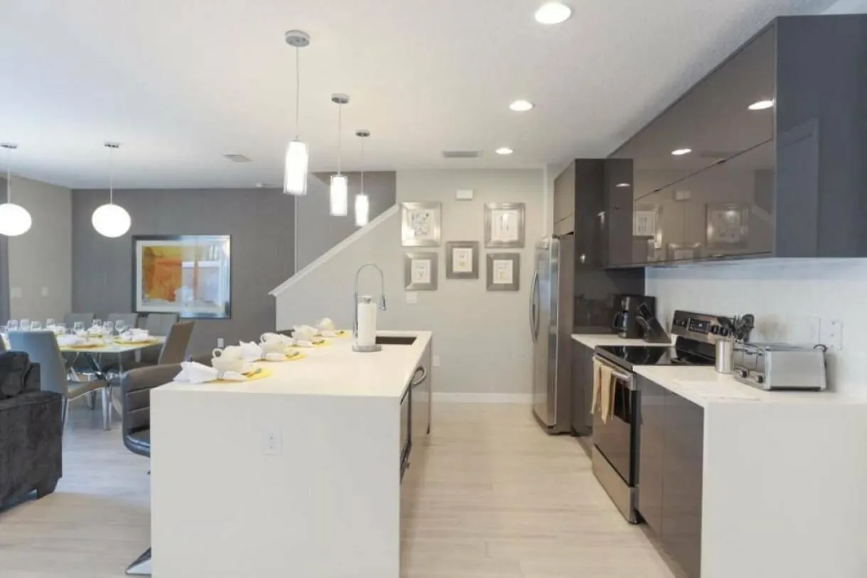 Prime Location 4bd Townhome With Pool And Grill