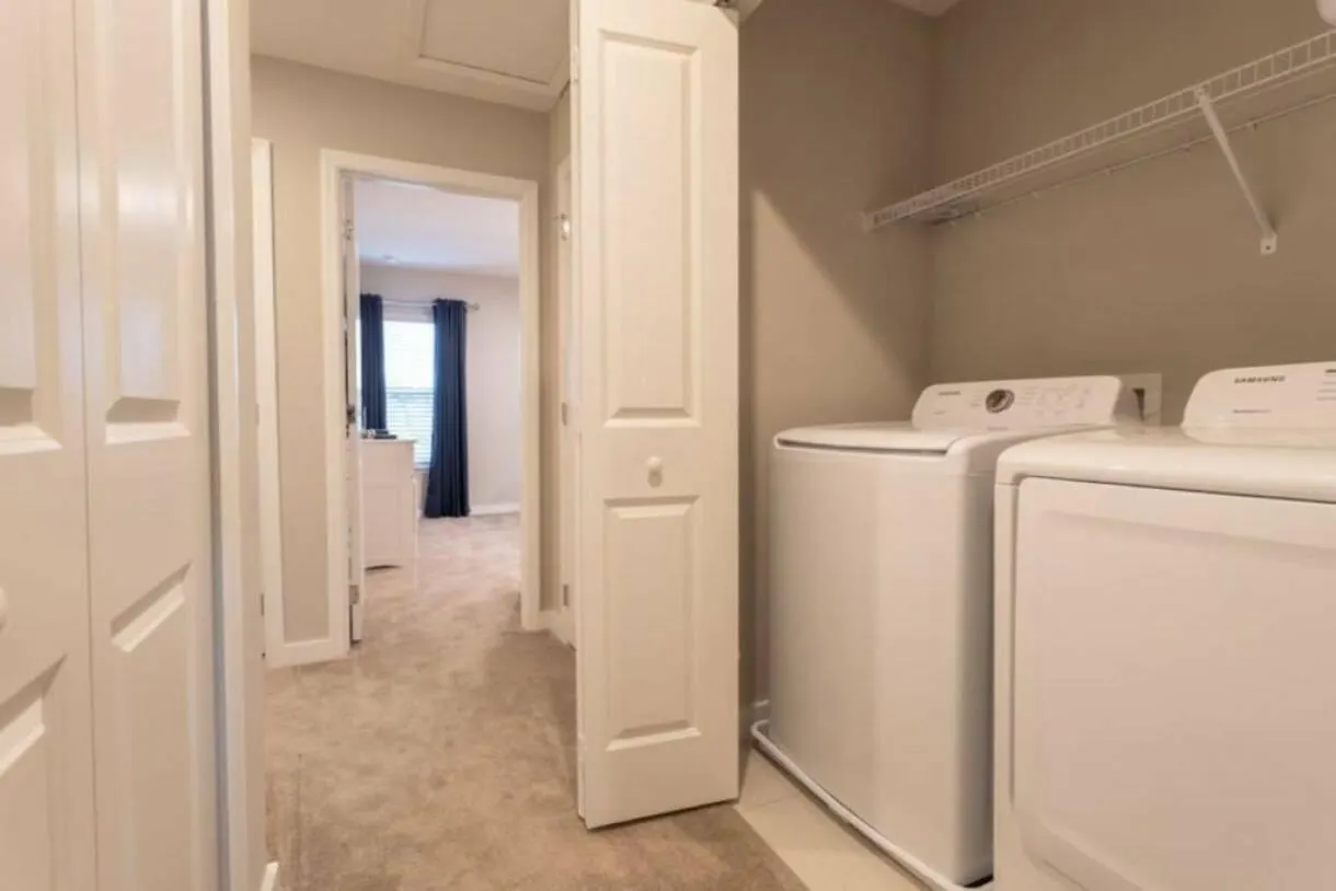 Prime Location 4bd Townhome With Pool And Grill Holiday home