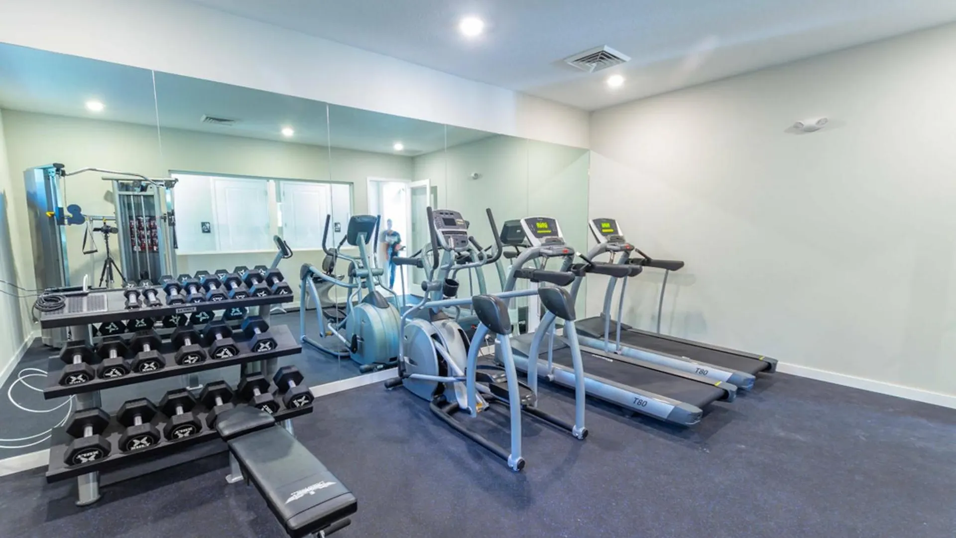 Prime Location 4bd Townhome With Pool And Grill
