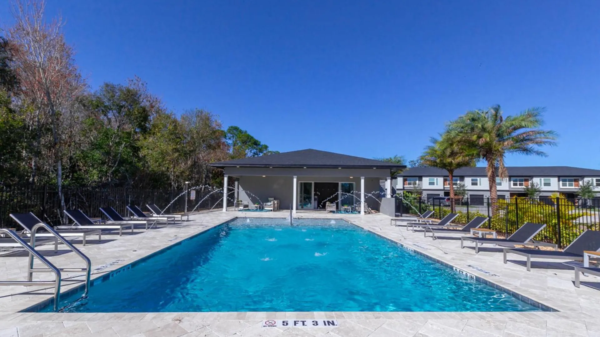 Holiday home Prime Location 4bd Townhome With Pool And Grill *