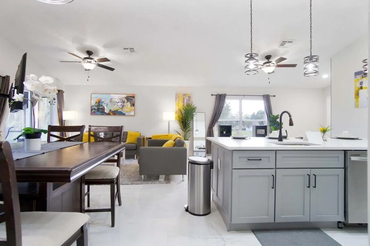 Four Seasons Vacation, Heated Pool, 3mile 2 Villa