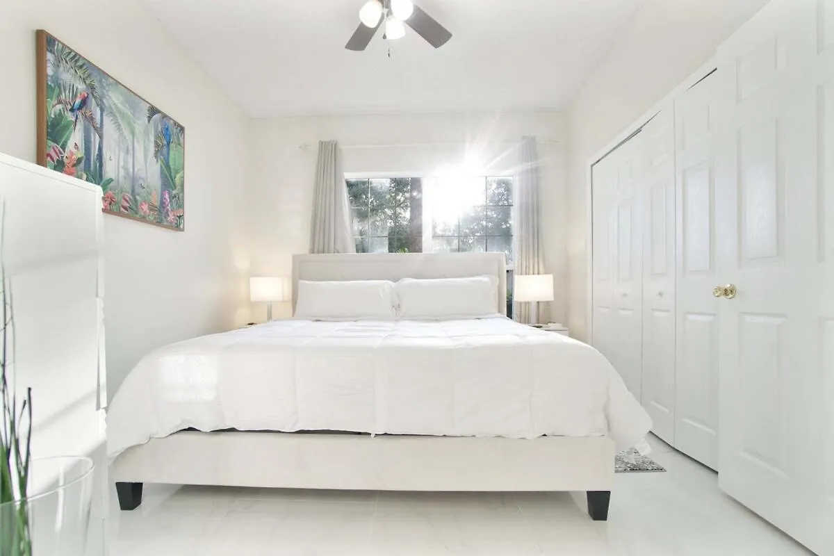 Four Seasons Vacation, Heated Pool, 3mile 2 Villa